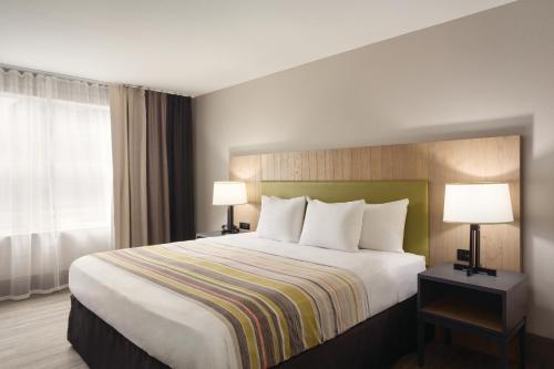 Llit o llits en una habitació de Country Inn & Suites by Radisson, Chattanooga-Lookout Mountain