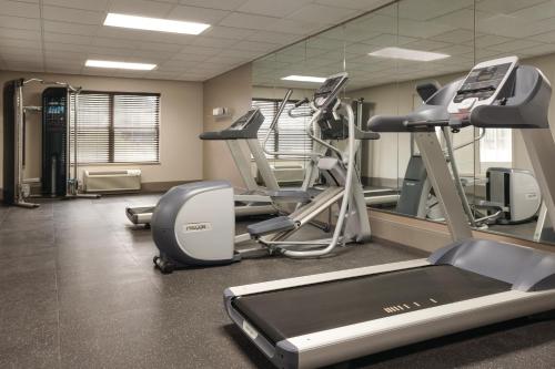a gym with treadmills and elliptical machines at Country Inn & Suites by Radisson, Chattanooga-Lookout Mountain in Chattanooga