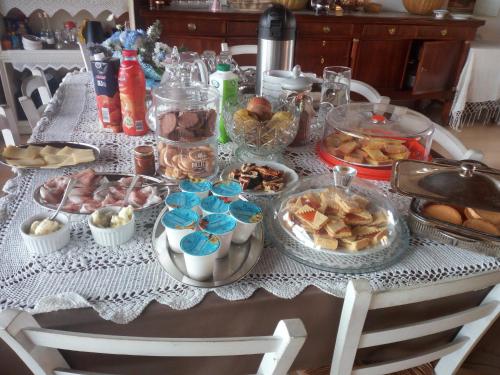 Country House Erba Regina في فراسكاتي: طاولة عليها بوفيه طعام