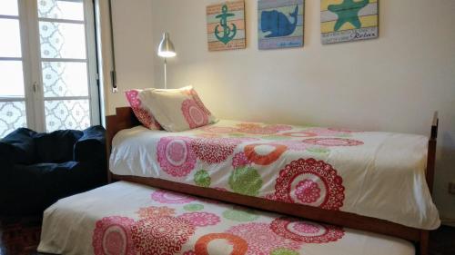 Walk Aveiro في أفيرو: غرفة نوم مع سرير مع لحاف ووسائد