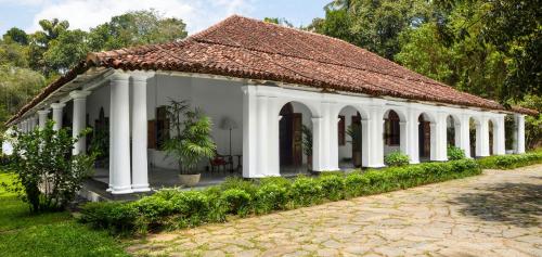 Casa blanca con techo de baldosa en The Kandy House, en Kandy