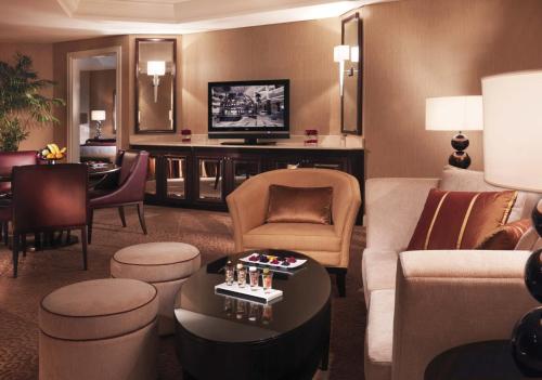 Mövenpick Grand Al Bustan Image