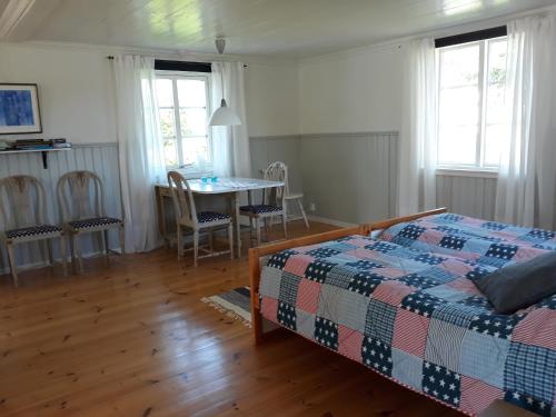 - une chambre avec un lit, une table et des chaises dans l'établissement Göta kanal Hajstorp, à Töreboda