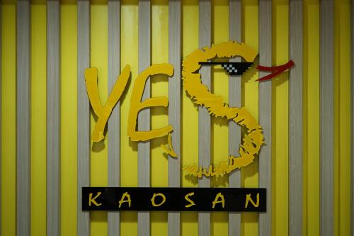 Et logo, certifikat, skilt eller en pris der bliver vist frem på Yes Kaosan