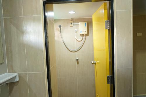 Yes Kaosan tesisinde bir banyo