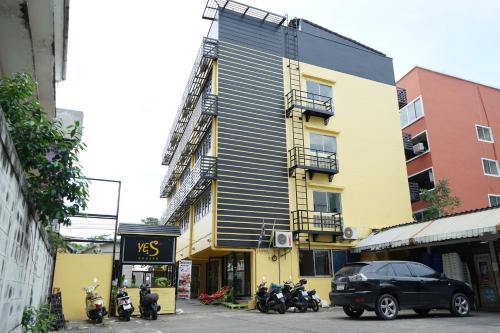 une voiture noire garée devant un immeuble dans l'établissement Yes Kaosan, à Bangkok
