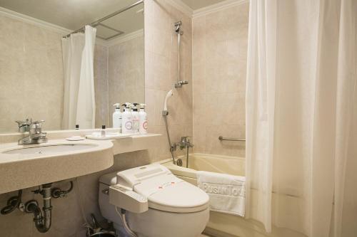 Ett badrum på Busan Tourist Hotel