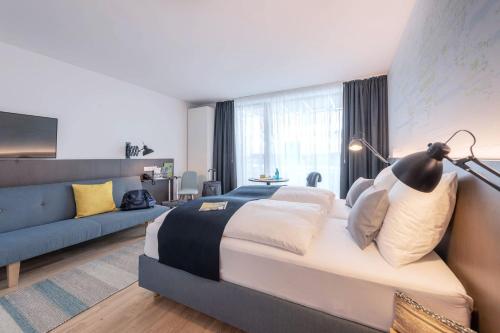 Кровать или кровати в номере JUFA Hotel Hamburg HafenCity