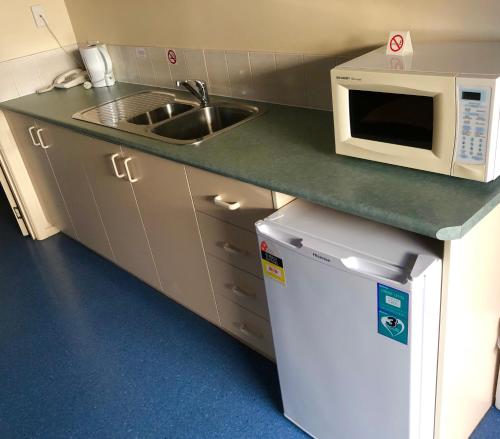 Kuchyň nebo kuchyňský kout v ubytování Sheffield Motor Inn