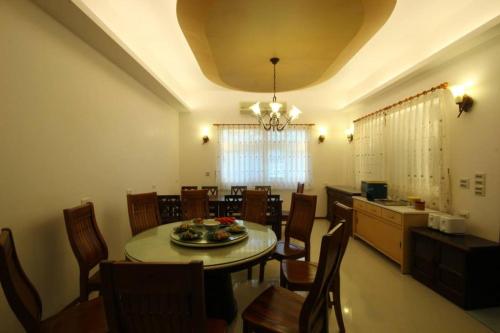 Una cocina y un comedor con mesa y sillas. en Mei Man Slide Homestay, en Dongshan