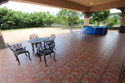 Un patio con una mesa y sillas en un patio. en Mei Man Slide Homestay, en Dongshan