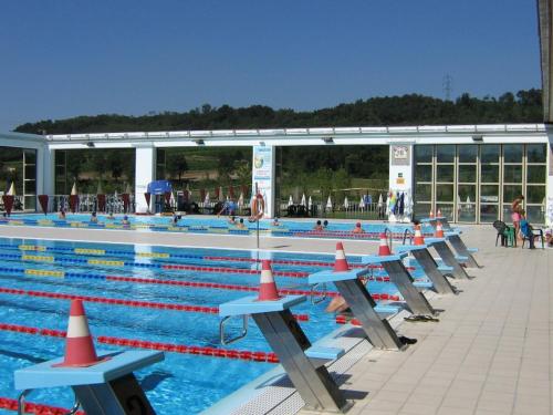 - une piscine entourée de cônes orange dans l'établissement WINE & LAKE IN FRANCIACORTA, à Passirano