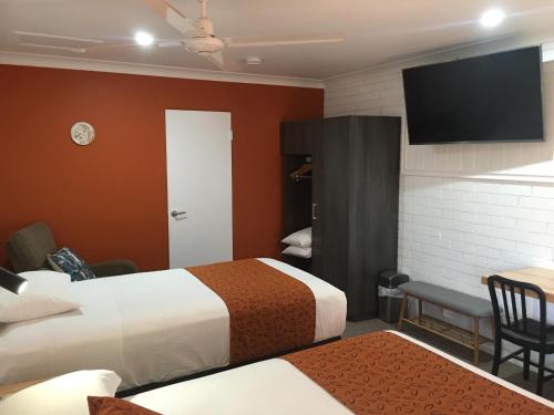 Postel nebo postele na pokoji v ubytování Gin Gin Village Motor Inn Motel QLD