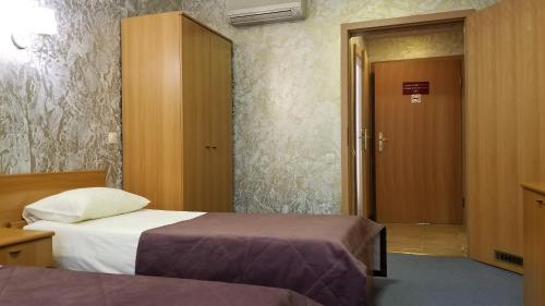 Un pat sau paturi într-o cameră la Hotel Four Crowns