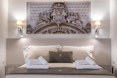 Taranta Suite في ليتشي: غرفة نوم بسرير كبير مع وسادتين