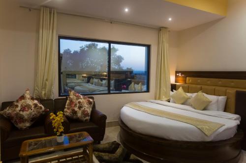 Una cama o camas en una habitación de Hotel Kings Regency