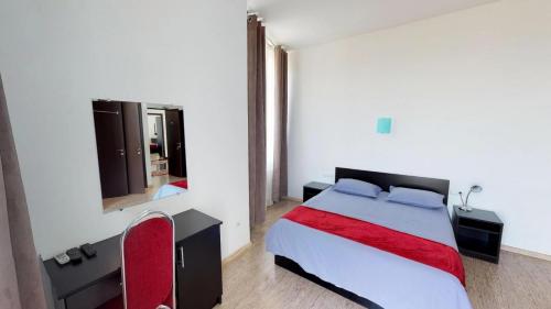 una camera da letto con un letto e un grande specchio di Ossanna Hotel a Yerevan