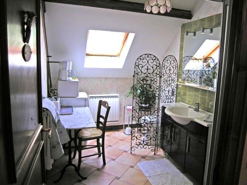 ein Badezimmer mit einem Waschbecken, einem Tisch und einem Spiegel in der Unterkunft Chambre d'Hôtes Quietude en Vallée de Chevreuse in Magny-les-Hameaux
