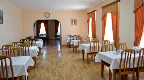 מסעדה או מקום אחר לאכול בו ב-Health Resort Arzni 1
