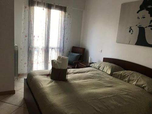 uma sala de estar com uma cama e uma janela em Il cantuccio em Rapolano Terme