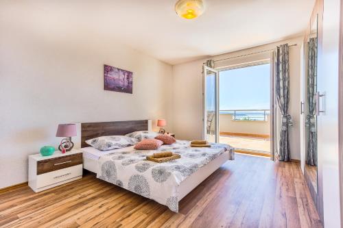 Katil atau katil-katil dalam bilik di Modern apartment with large pool&sea view
