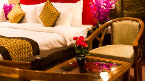 Una cama o camas en una habitación de Hotel Kings Regency