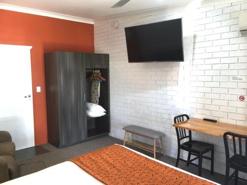TV a/nebo společenská místnost v ubytování Gin Gin Village Motor Inn Motel QLD