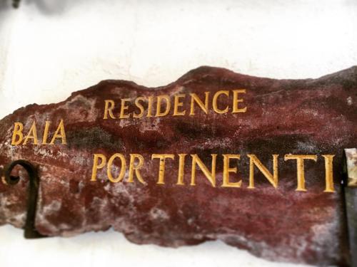 un signo oxidado que dice dependencia para el tratamiento en Residence Hotel Baia Portinenti, en Lipari