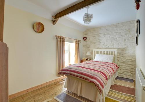 Postel nebo postele na pokoji v ubytování 2 Tan-yr-Eglwys