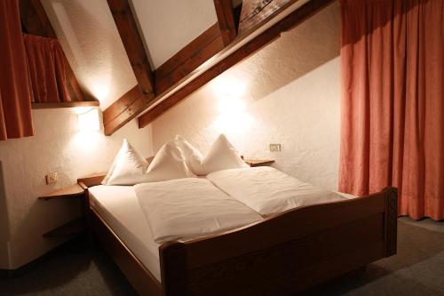 Hotel Weisses Lammにあるベッド