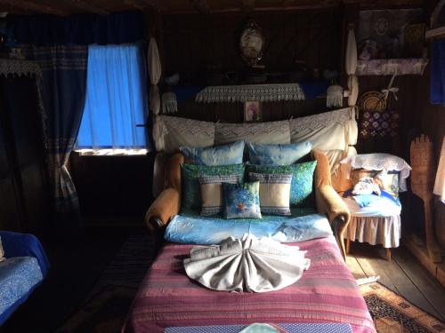 Un dormitorio con una cama con almohadas. en Karelskaya Usadba Hotel Complex, en Shuya