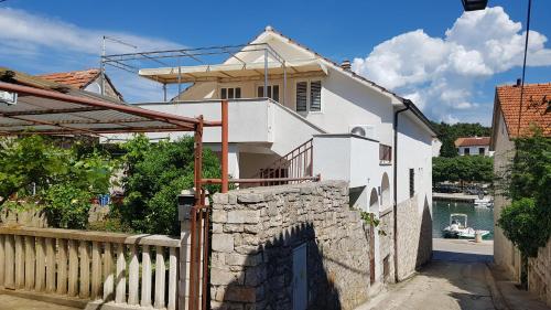 ヴルボスカにあるApartments Damjanic Jerkoの石壁の白い家
