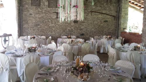 a room with white tables and chairs with white table cloth at Le Sei Dame in Bardi