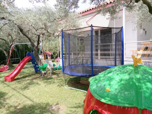 Ο χώρος παιχνιδιού για παιδιά στο Dimos Bungalows