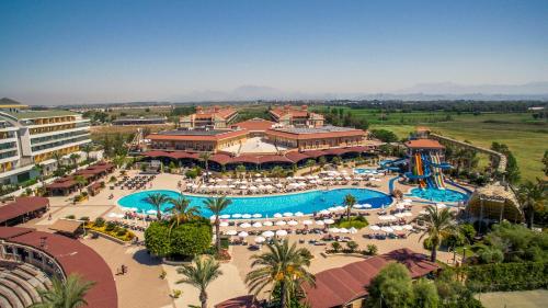 een luchtzicht op een resort met een zwembad bij Crystal Paraiso Verde Resort & Spa - Ultimate All Inclusive in Belek