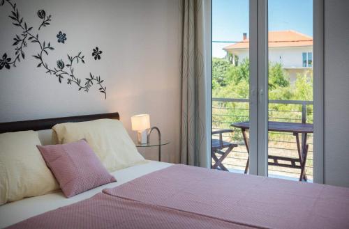 1 dormitorio con 1 cama y vistas a un balcón en Villa Cruiser, en Marina