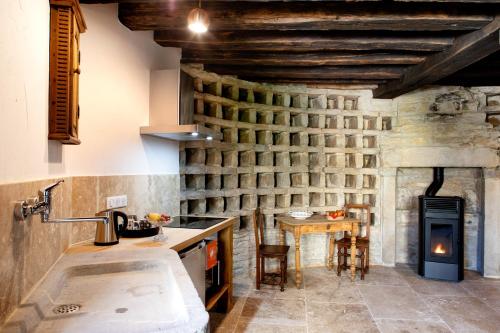 Una cocina o zona de cocina en L'Hote Antique - MAISON D'HOTE- 4 Suites avec cuisine