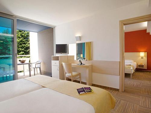 Ein Bett oder Betten in einem Zimmer der Unterkunft Crystal Sunny Hotel