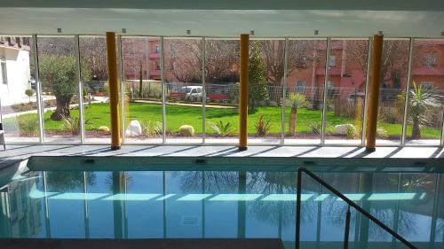 - une piscine avec vue sur un bâtiment dans l'établissement Domitys Les Sarments Blonds, à Montpellier