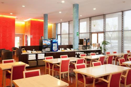 Reštaurácia alebo iné gastronomické zariadenie v ubytovaní Holiday Inn Express Molins de Rei, an IHG Hotel