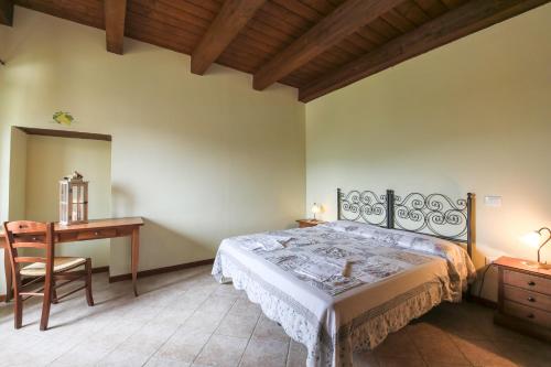 a bedroom with a bed and a table and a desk at Agriturismo L'Antico Frutto in Premilcuore