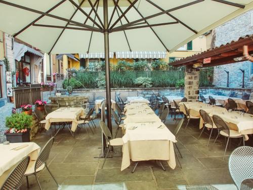 Un restaurante o sitio para comer en Antico Pozzo Apartment