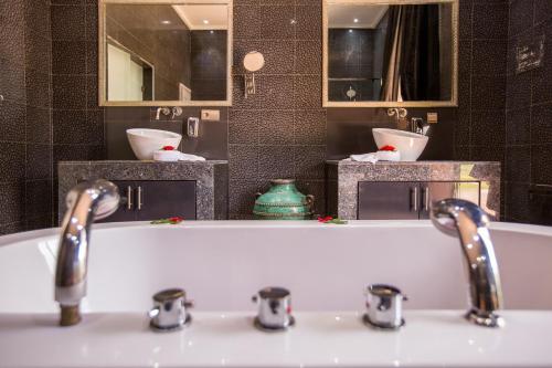La salle de bains est pourvue d'un lavabo et de deux robinets. dans l'établissement Villa Imperiale, à Marrakech