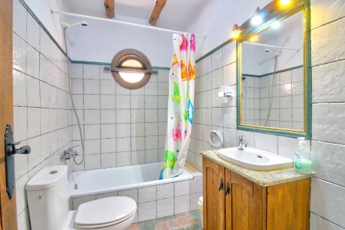 トロクスにあるVilla Neveroのバスルーム(トイレ、洗面台、鏡付)