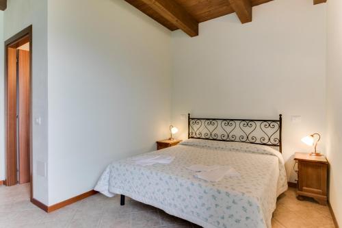 a bedroom with a bed and two lamps on tables at Agriturismo L'Antico Frutto in Premilcuore