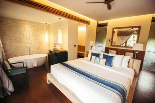 Een bed of bedden in een kamer bij Anantaya Resort and Spa Passikudah