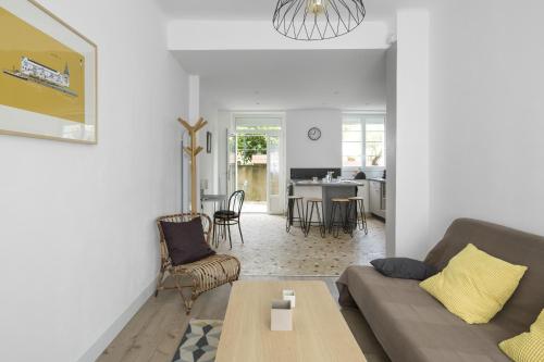 un salon avec un canapé et une table dans l'établissement Mosaik by Cocoonr, à Nantes