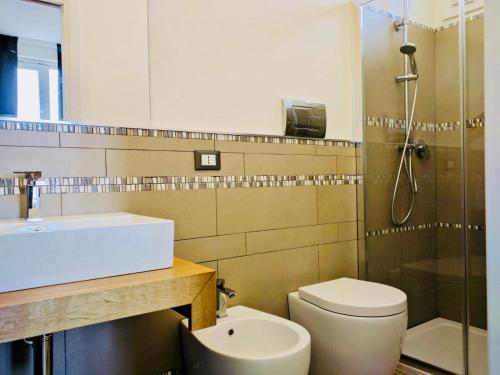 メンフィにあるVilla Ammariのトイレ、洗面台、シャワー付きのバスルーム