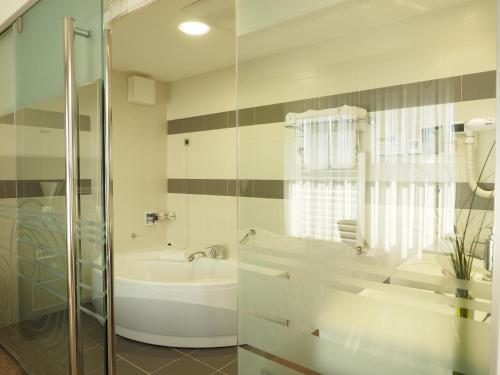 Un baño de IN Hotel Beograd