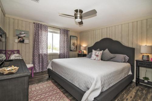 una camera con letto e ventilatore a soffitto di Serenity By The Sea Cottage A a Clearwater Beach